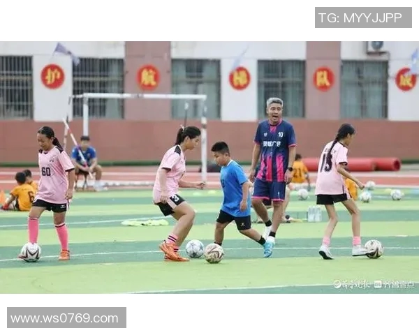 足球明星在吐鲁番的绿茵场上展现风采与激情的精彩瞬间 足球明星在吐鲁番的绿茵场上展现风采与激情的精彩瞬间