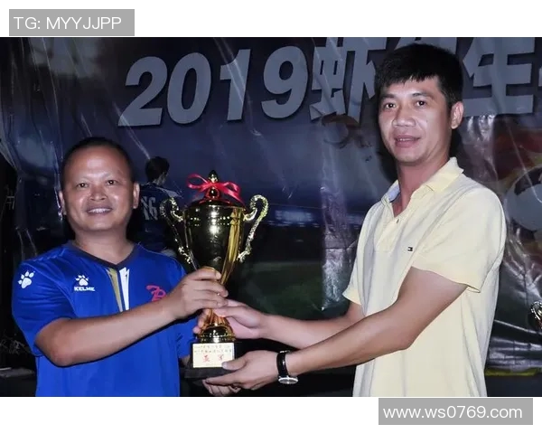 与足球明星共舞绿茵场的奇妙旅程与心灵碰撞 与足球明星共舞绿茵场的奇妙旅程与心灵碰撞