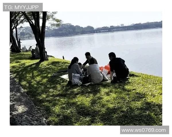 街头美食与足球明星的奇妙邂逅大爷的故事让人感动又温暖