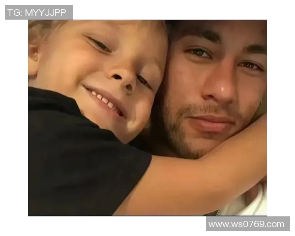 足球明星的魅力生活揭秘超帅日常瞬间引发粉丝热议