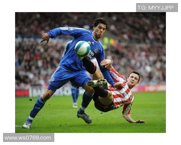 足球明星遭遇恶意飞铲赛场风波引发热议球迷纷纷表达愤怒与支持 足球明星遭遇恶意飞铲赛场风波引发热议球迷纷纷表达愤怒与支持