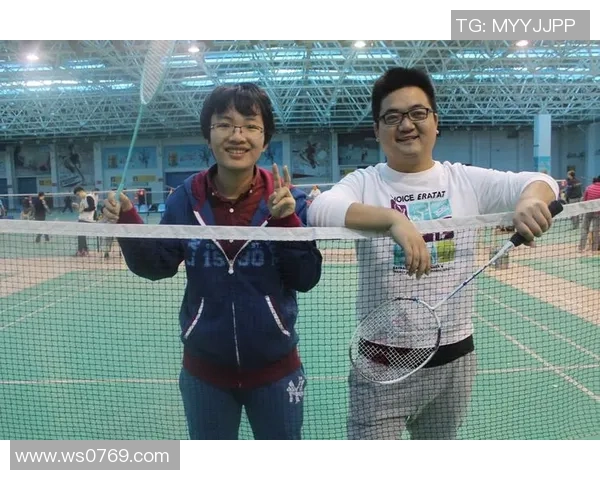 赛后分析:深圳羽毛球队与北京羽毛球队的团队协作与战术对比探讨 赛后分析:深圳羽毛球队与北京羽毛球队的团队协作与战术对比探讨