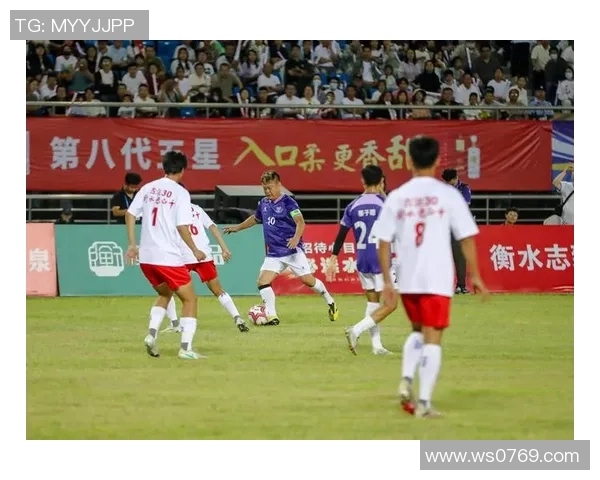 足球明星与粉丝亲密合影瞬间展现人气魅力与温暖互动